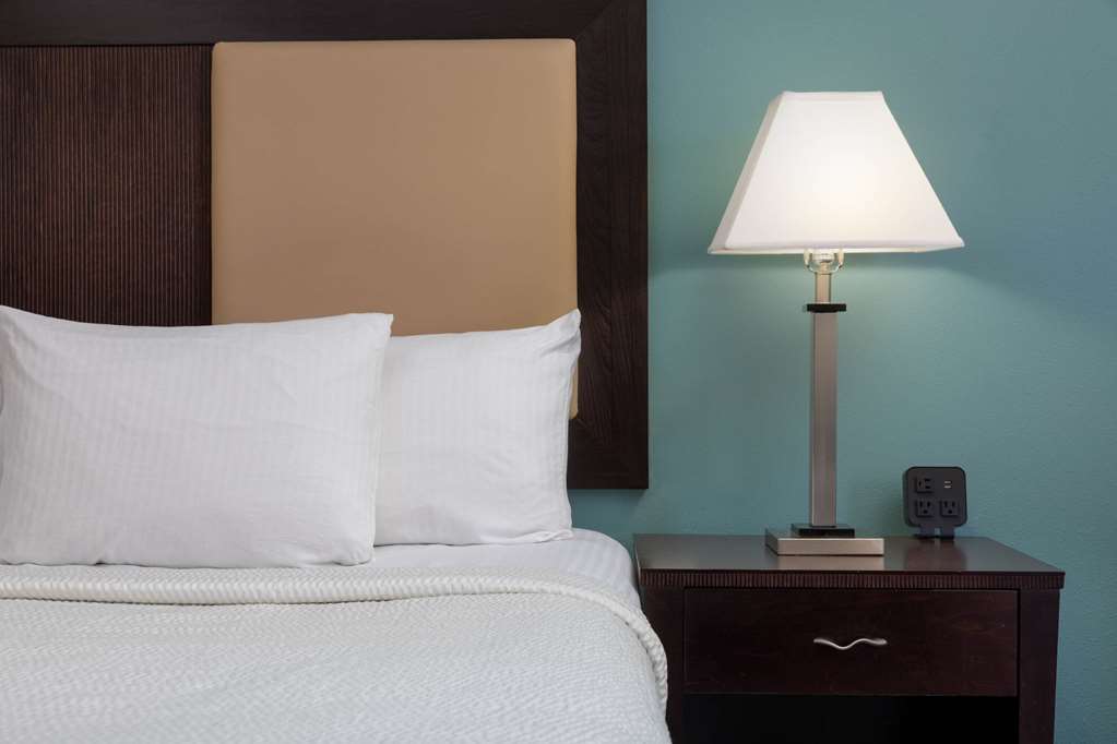 La Quinta Inn & Suites by Wyndham Savannah Airport Pooler - photo 15