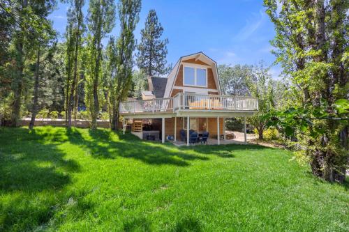 Scout’s Lakehouse Retreat by Colby & Conrad in Lake Arrowhead, United States