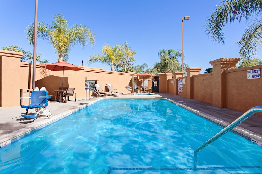 Holiday Inn Express & Suites Corona by IHG - photo 19