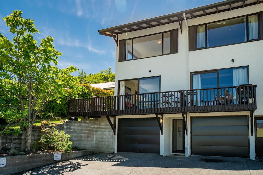 Town Centre Location With Stunning View Unit 1 — 4-Star Luxury Hotel in Queenstown, New Zealand