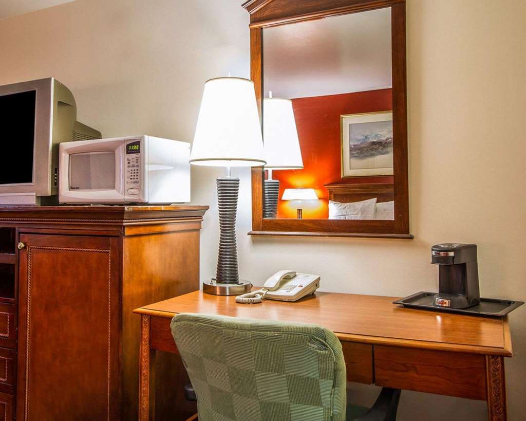 Rodeway Inn & Suites Brunswick near Hwy 1 - photo 21