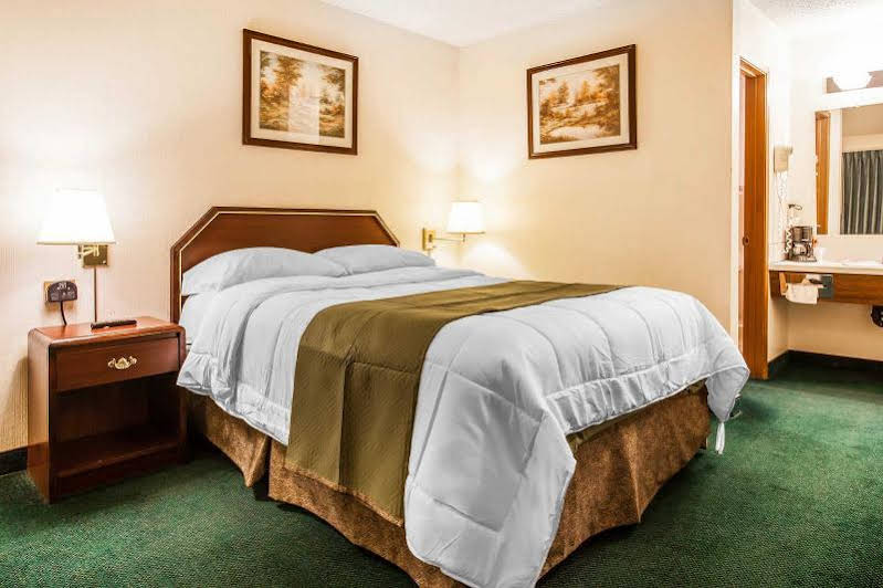 Econo Lodge Everett - photo 21