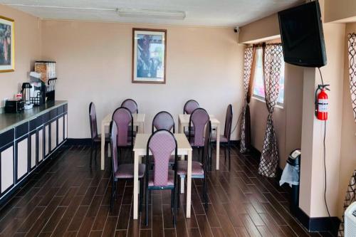 Economy Inn of Holland - photo 4