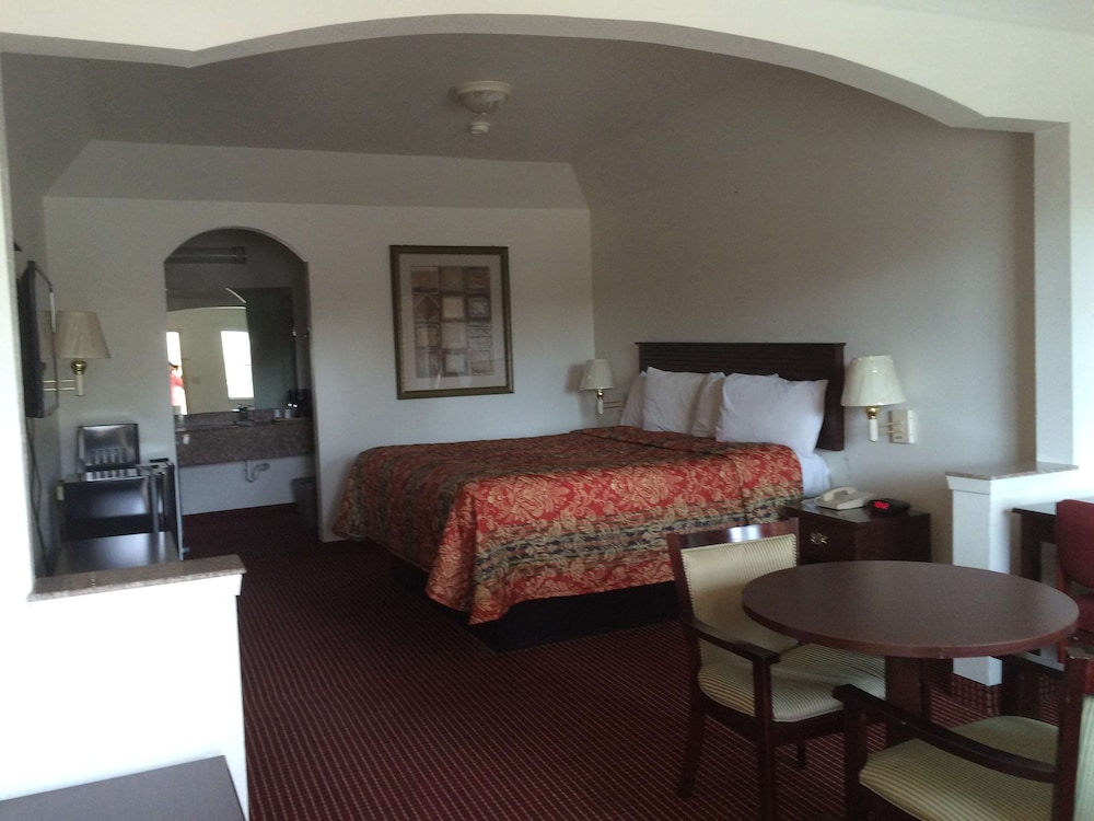 Executive Inn & Suites Schulenburg - photo 5