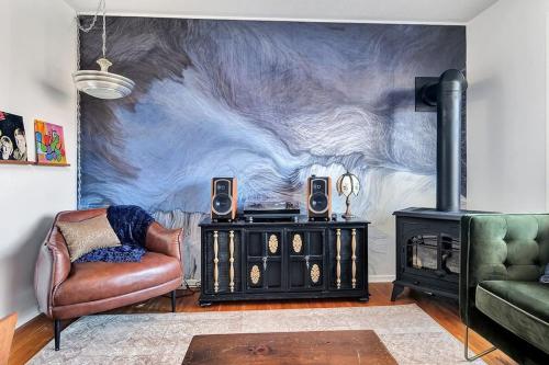 Retro vibe w hot tub piano lounge and vinyls pet-friendly hotel Picton