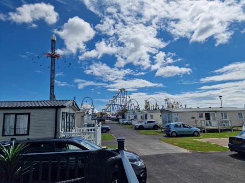 Thrillseeker Chalet style caravan next to Fantasy Island Ingoldmells 2 dogs max East Coast Holidays — 4-Star Luxury Hotel in Skegness, United Kingdom
