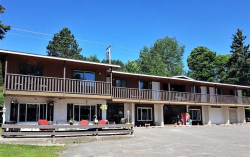 Lakeshore Motel Ice Lake — hotel in Iron River