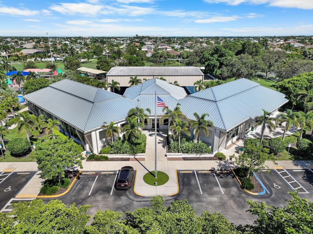 Luxurious Esplanade condo overlooking bay — 4-Star Luxury Hotel in Marco Island, United States