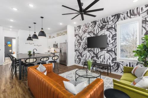 TWO Adjacent Homes Sleeps 24 Only 3 miles to Broadway — 4-Star Luxury Hotel in Nashville, United States