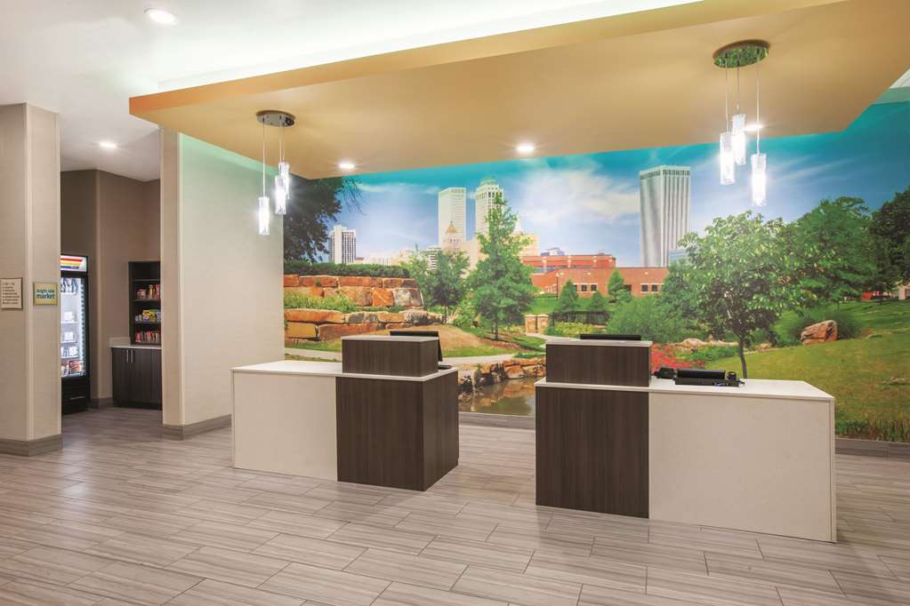 La Quinta Inn & Suites by Wyndham Tulsa Broken Arrow - photo 4