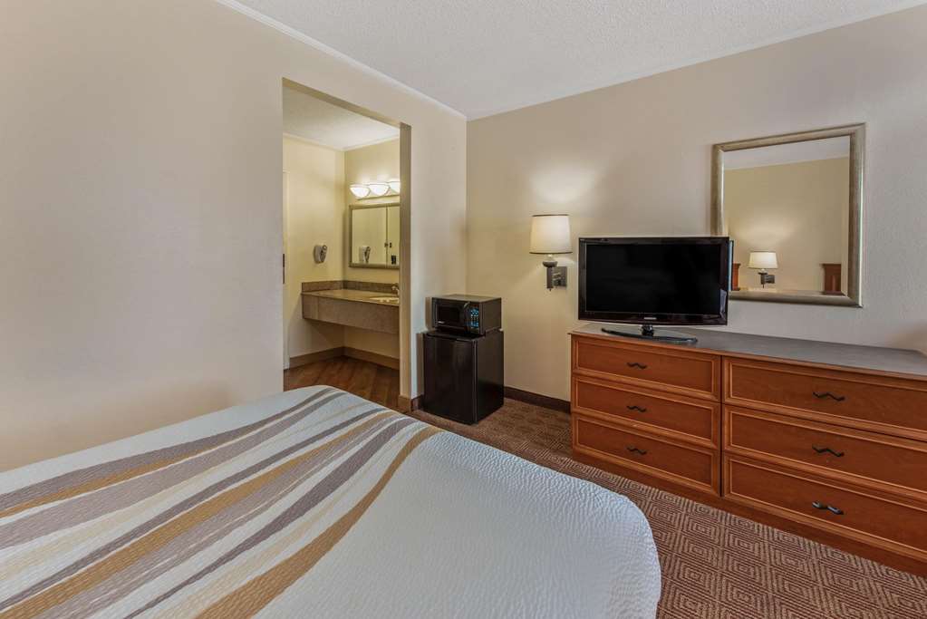 La Quinta Inn & Suites by Wyndham Tampa Brandon West - photo 22