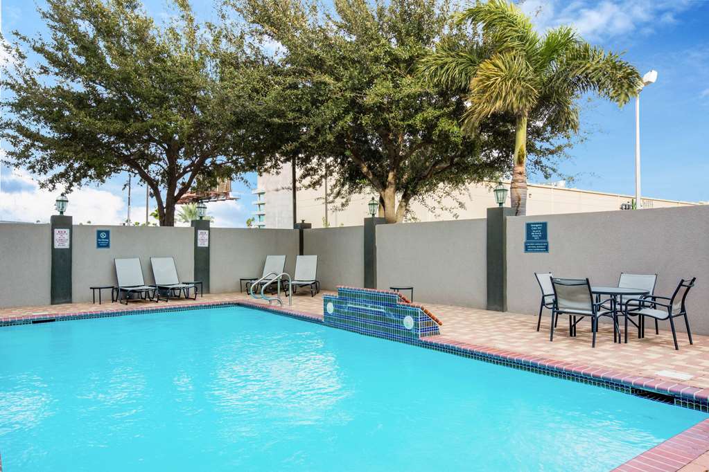 La Quinta Inn & Suites by Wyndham Mission at West McAllen - featured photo