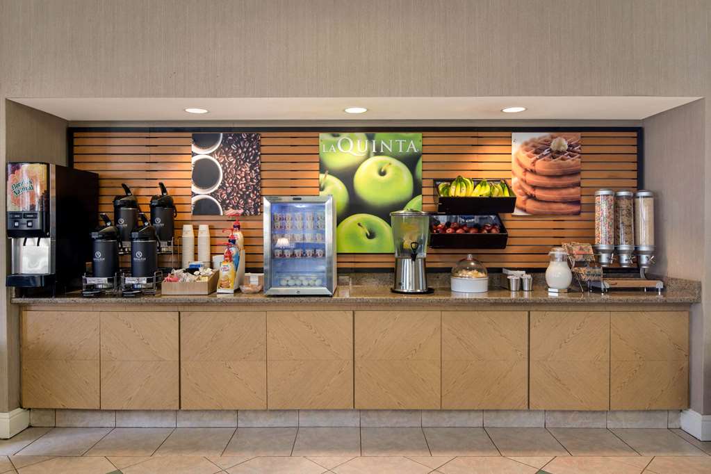 La Quinta by Wyndham Haywood Mall Near Greenville Downtown - photo 44