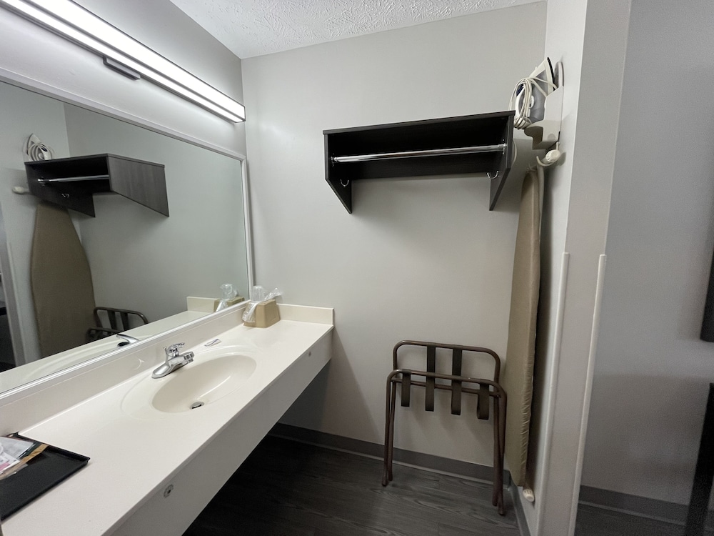 Embassy Inn - photo 17