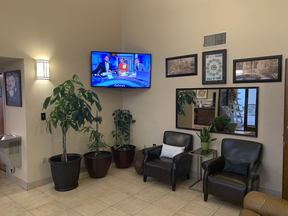 Carolina Inn & Suites of Lake Norman - photo 5