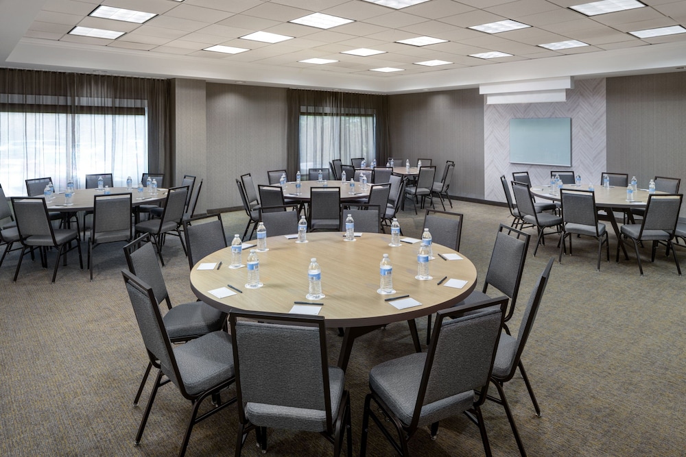 SpringHill Suites by Marriott Newark Liberty International - photo 35