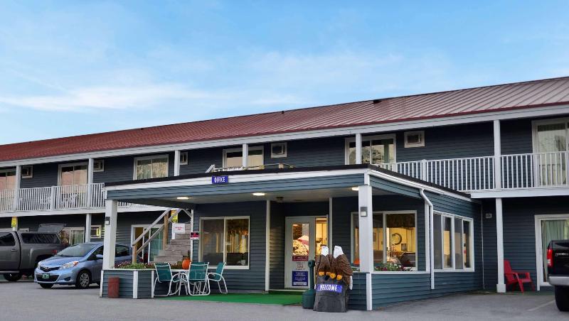 Colonial Inn Ellsworth - photo 2