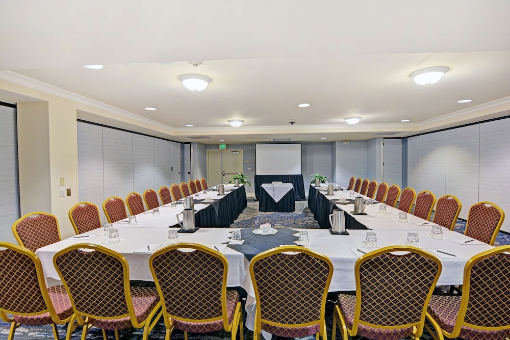 Embassy Suites by Hilton Valencia - photo 28