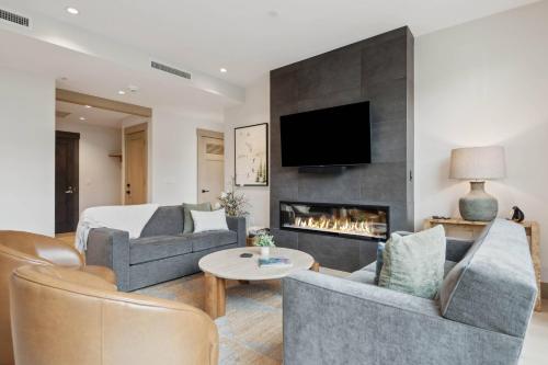 One Riverfront Condo 207 by East West Hospitality — 4-Star Luxury Hotel in Avon, United States