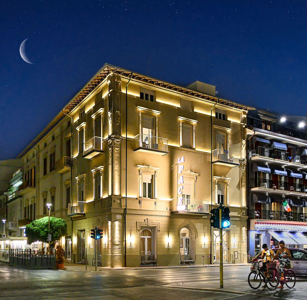 Hotel La Pace — hotel in Viareggio