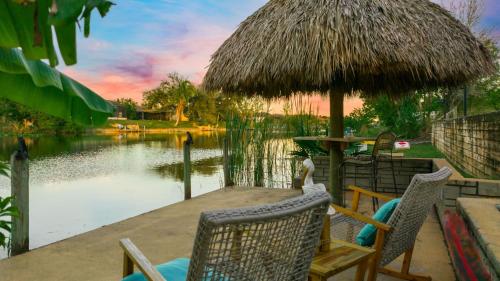 Waterfront Paradise with HTD Pool Kayaks & Games in Cape Coral, United States