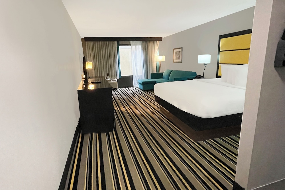 La Quinta Inn & Suites by Wyndham Jackson North - photo 23