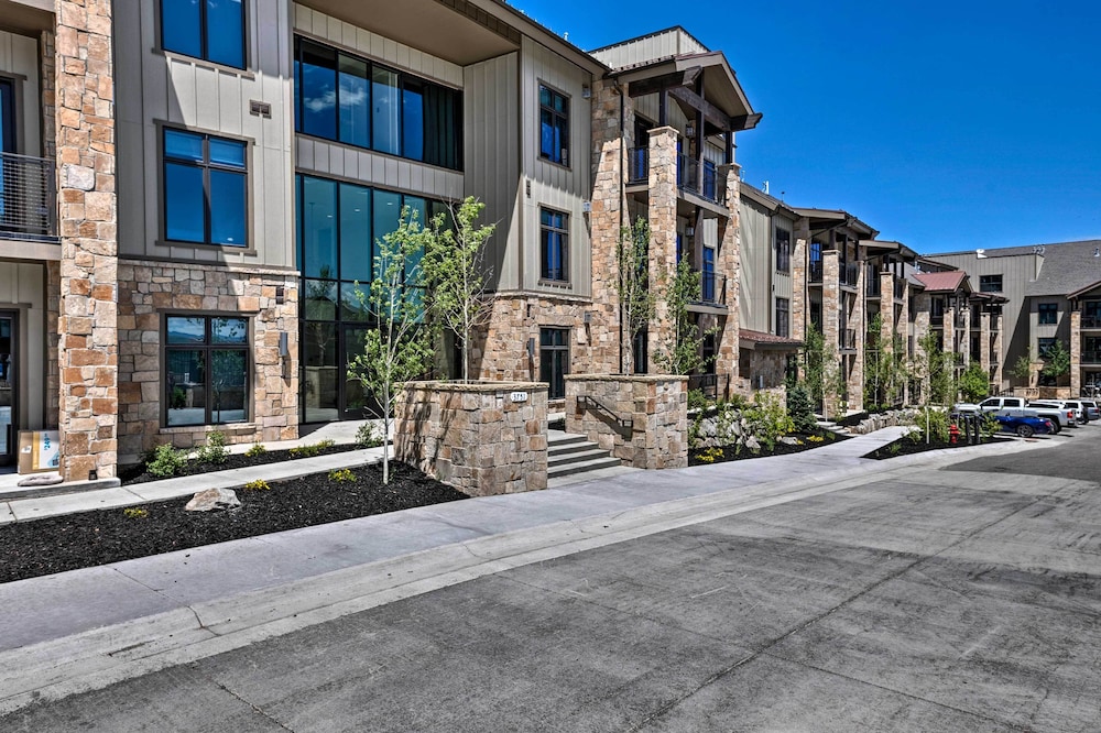 Luxe Canyons Ski Resort Condo Walk to Ski Lift - photo 13