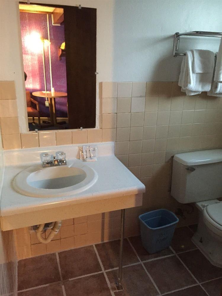 B & J Motel - photo 17