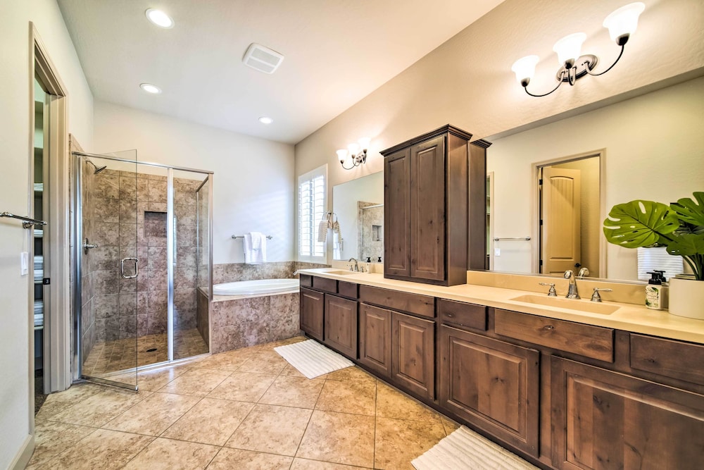 Resort Style Pool and Spa Upscale Goodyear Home - photo 5