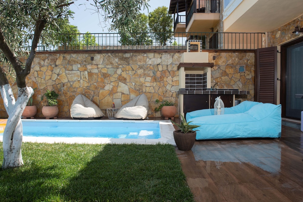 Dandy on the Beach Nea Roda Komitsa Beach Private Villa with Pool Sea View — 4-Star Luxury Hotel in Nea Roda, Greece