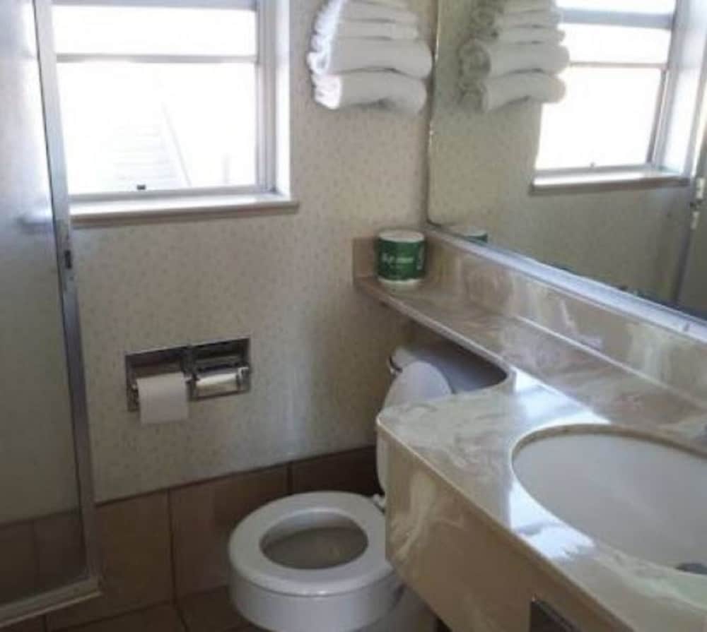Travelers Beach Inn - photo 11