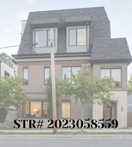 Luxury Townhouse with Rooftop Deck Less than 10 mins to Downtown — 4-Star Luxury Hotel in Nashville, United States