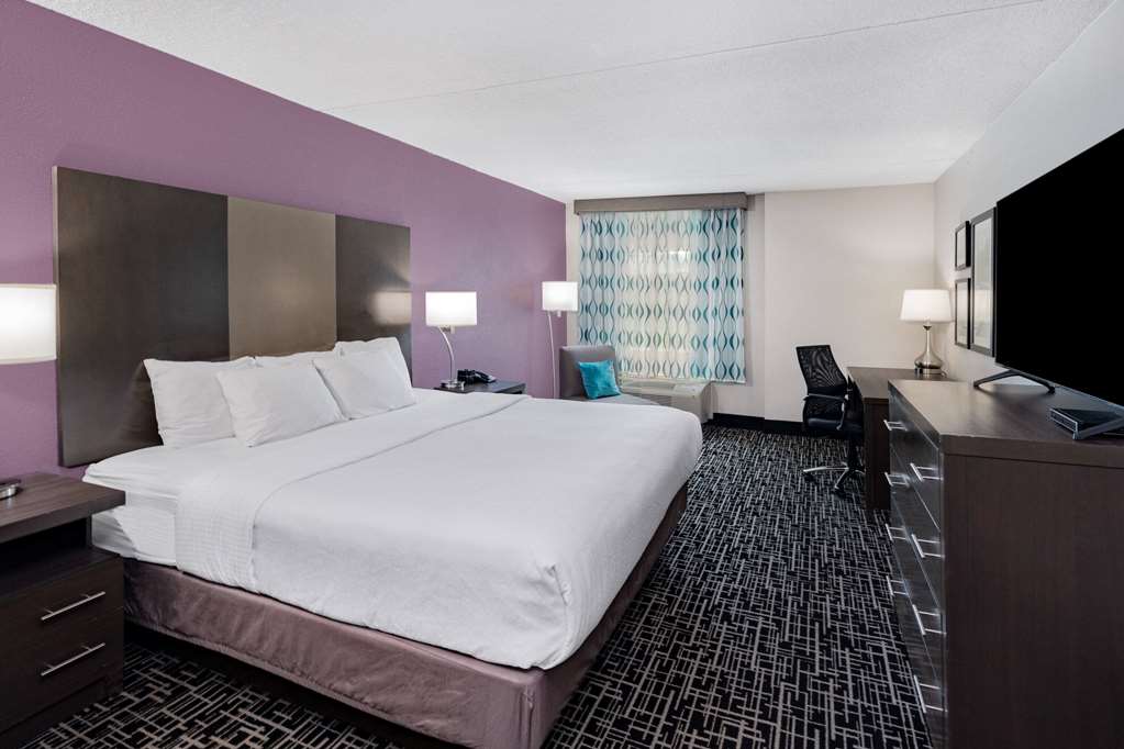La Quinta Inn & Suites by Wyndham Chattanooga East Ridge - photo 32