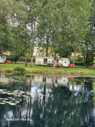 The Fox Free Fishing pets welcome static caravan in Clare Suffolk — hotel in Clare