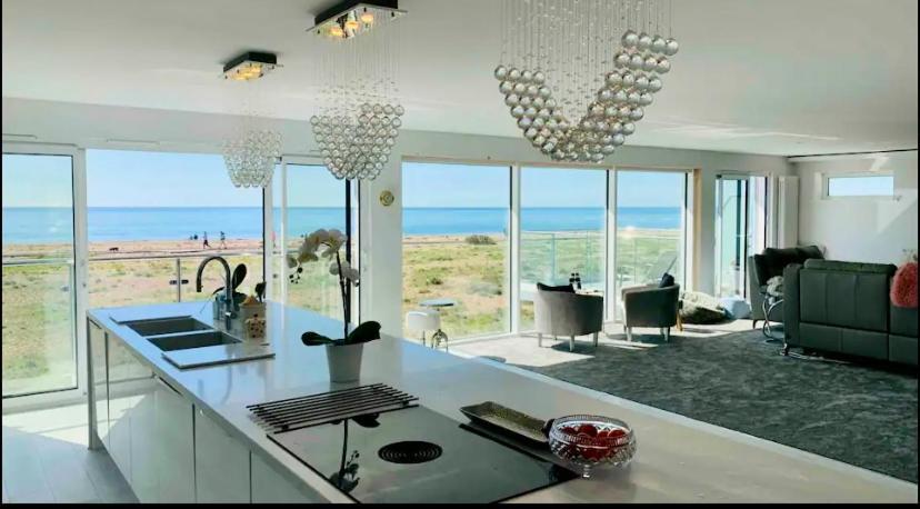 Seaside Place on Shoreham Beach with Hot Tub — hotel in Shoreham-By-Sea
