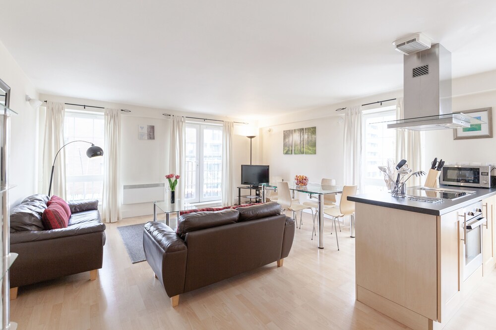 Roomspace Apartments Central Walk — 4-Star Luxury Hotel in Epsom, United Kingdom