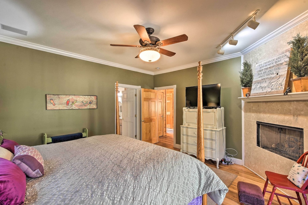 Private Cartecay River Home with Hot Tub And Game Room — 4-Star Luxury Hotel in Ellijay, United States