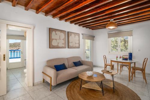 Psathi Blue Gamma - carbon neutral hotel in Kimolos