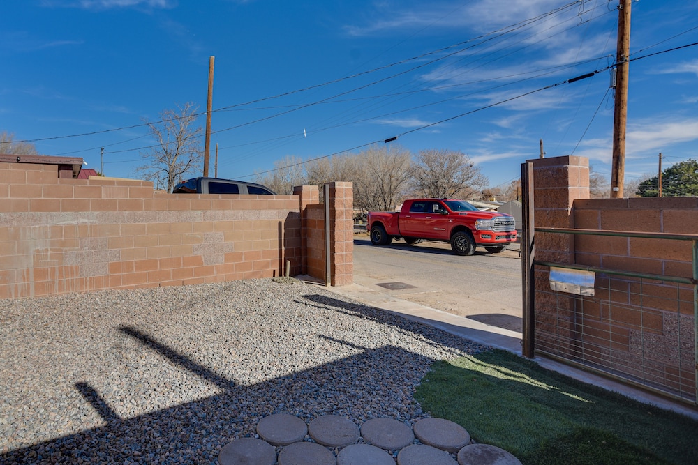 Sunlit Albuquerque Retreat: 3 Mi to Old Town — Albuquerque — photo 4