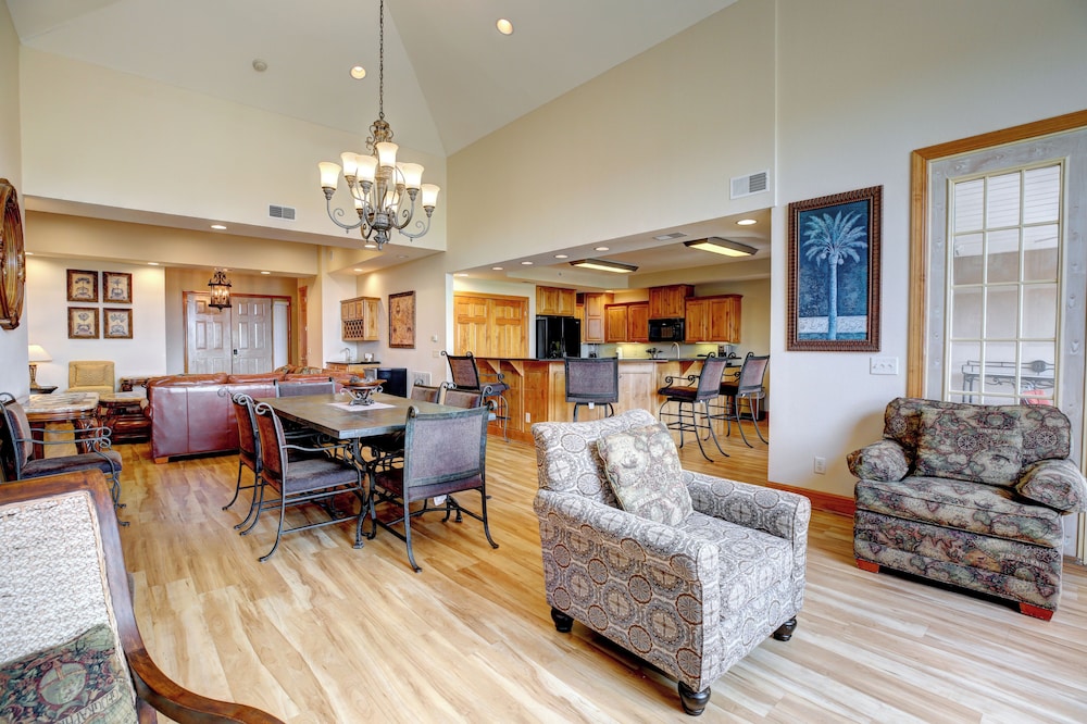 Grand Crowne Resort - photo 6