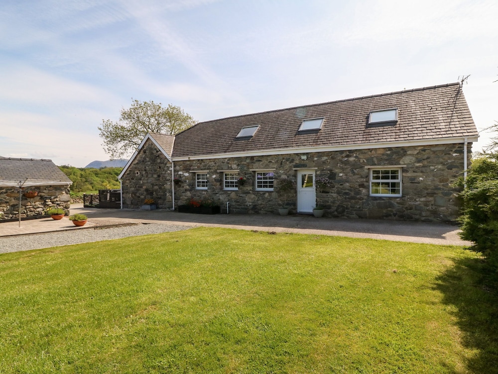 Bodrual Cottage — 4-Star Luxury Hotel in Caernarfon, United Kingdom