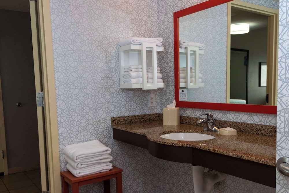 Hampton Inn & Suites Riverton - photo 43