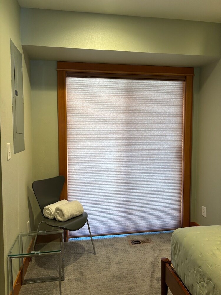 Spacious B2 Townhome with Fireplace and BBQ on the Deck by RedAwning - photo 7
