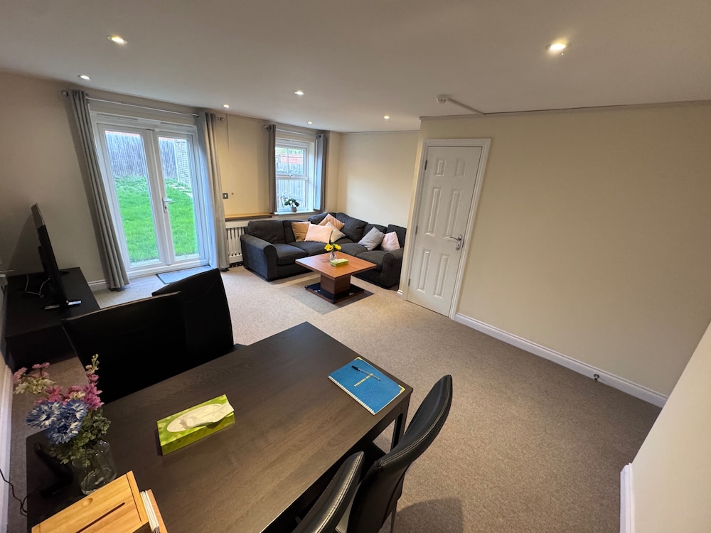 Sleeps8 familyfriendly freeparking 30mintoheathrow in Reading, United Kingdom