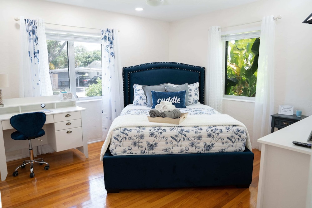 Cozy House With Patio Fireplace Parking Hollywood Florida — 4-Star Luxury Hotel in Hollywood, United States