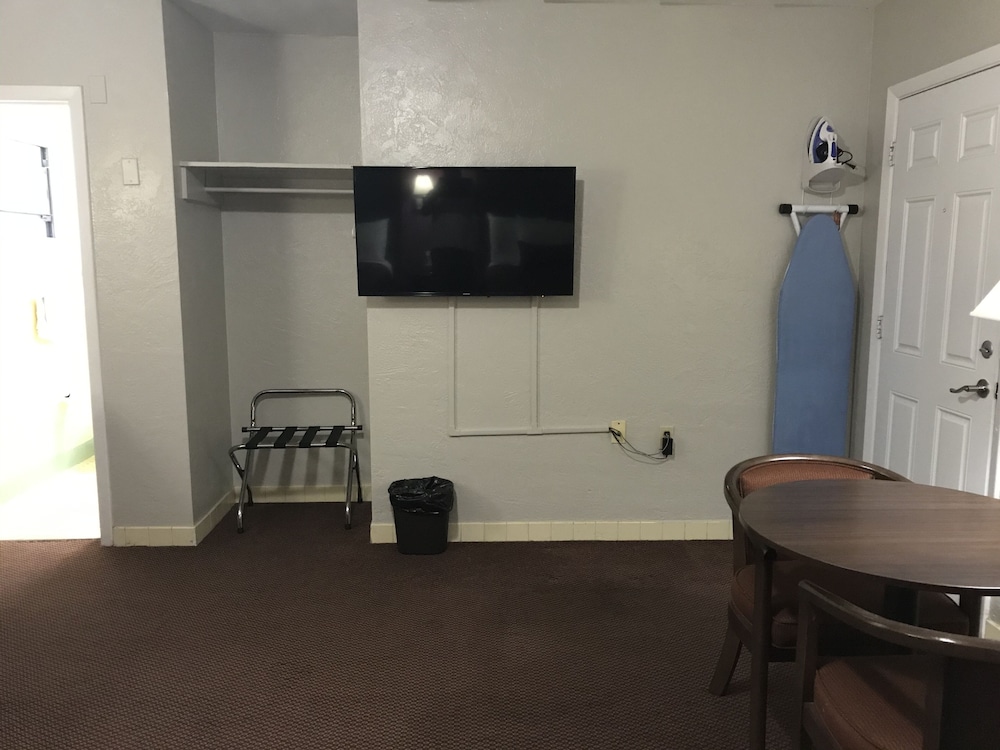 Silver Princess Motel - photo 12