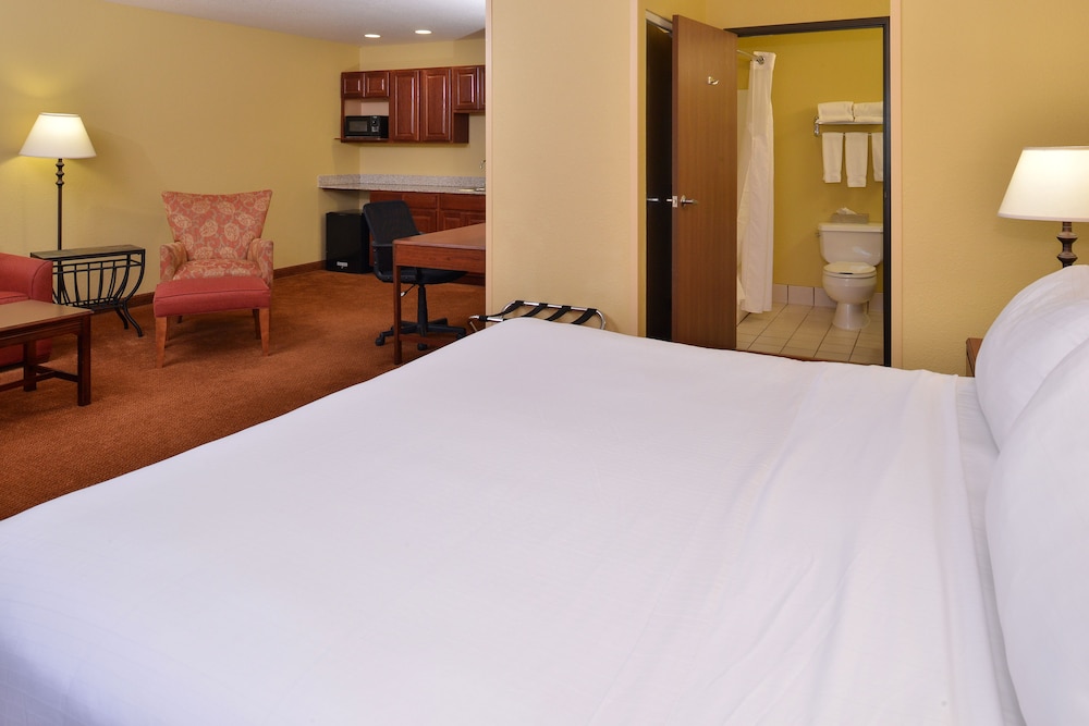 Holiday Inn Express and Suites Stevens Point by IHG - photo 11