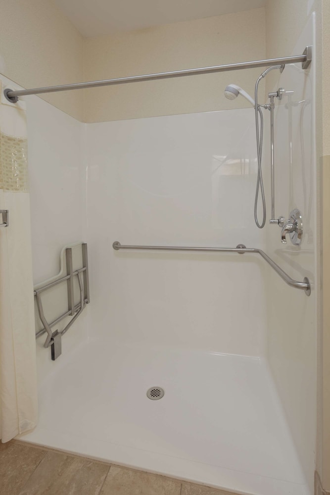Hampton Inn Youngstown North - photo 25