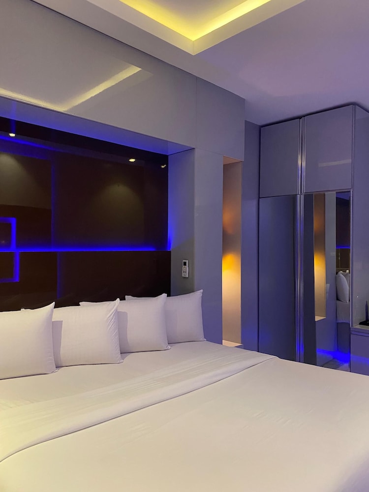 Dreams By Dv8 - carbon neutral hotel in Lagos