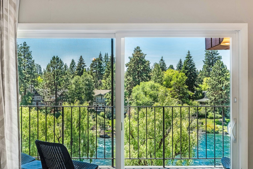 Bend Riverside Inn & Suites - photo 344